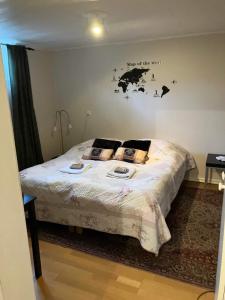 um quarto com uma cama com um mapa do mundo na parede em Hassellyckan em Ulricehamn