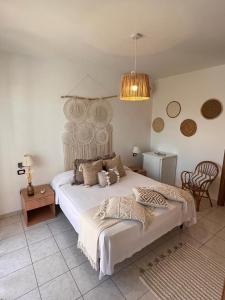 1 dormitorio con 1 cama grande, mesa y sillas en La Farfalla, en Fossacesia