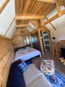 ein Schlafzimmer mit einem Bett und einem Sofa in einem Zimmer in der Unterkunft Durmitor Bungalows in Žabljak