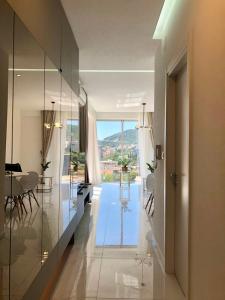 um corredor com uma sala de jantar e uma sala de estar em AURA TOWER Apartments by Gaby em Rafailovici