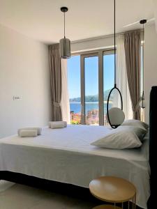 um quarto com uma cama grande e uma janela grande em AURA TOWER Apartments by Gaby em Rafailovici