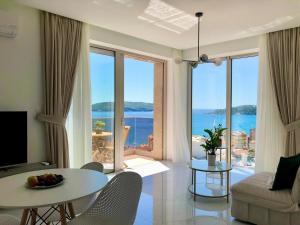 uma sala de estar com vista para o oceano em AURA TOWER Apartments by Gaby em Rafailovici