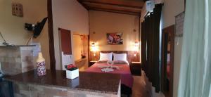 エスタンシアにあるPousada Villa Verdeの小さなベッドルーム(ベッド1台、カウンター付)