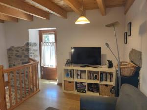 TV a/nebo společenská místnost v ubytování Antigua Casa Chato - tucasaenlospirineos