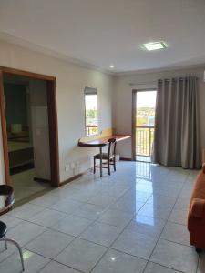 een woonkamer met een tafel en een bank bij Hotel Aquarius do Vale in São José dos Campos