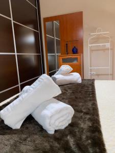 2 handdoeken op een bed in een hotelkamer bij Robles home in Málaga
