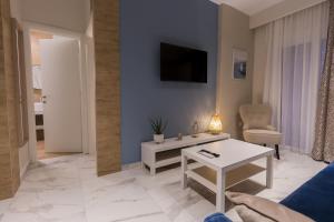 TV a/nebo společenská místnost v ubytování Maya apartments Hanioti