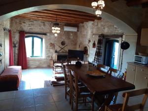 Кухня или мини-кухня в Villa Aloni
