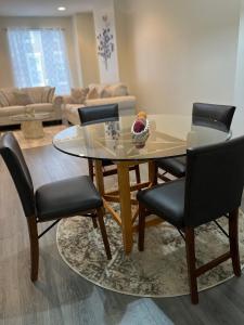 uma sala de jantar com uma mesa de vidro e cadeiras em Cozy Home located in a prime area. em Filadélfia