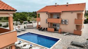 Bazén v ubytovaní Apartments Villa Lucky alebo v jeho blízkosti