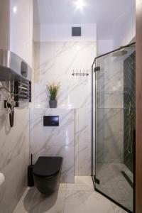 A bathroom at Maya's Flats & Resorts 60 - Most Miłości
