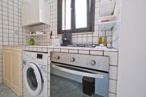 una cocina con estufa y lavadora en Appartamento Porta Napoli, en Brindisi