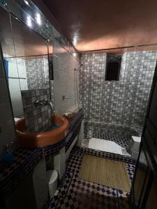 y baño con bañera, lavamanos y ducha. en Villa privée Wafa, en Marrakech