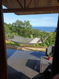 hamaca en una habitación con vistas al océano en Palmetto Lodge, en Playa San Miguel 