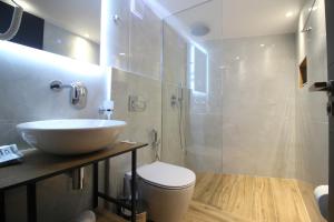 Koupelna v ubytování F&J Hotel