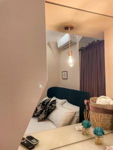 Schlafzimmer mit einem Bett, einem Tisch und einem Spiegel in der Unterkunft Rose Apartment in Terlizzi