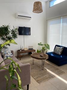 uma sala de estar com um sofá e uma mesa em Moderna casa con piscina a 10 min de la playa em Coclé