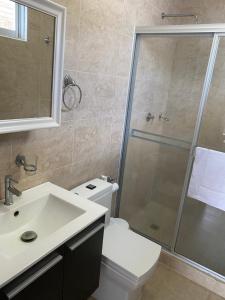 a bathroom with a shower and a toilet and a sink at Moderna casa con piscina a 10 min de la playa in Coclé