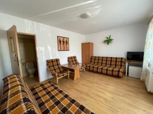 a living room with a couch and a table at "Kubania" POKOJE GOŚCINNE in Mielno