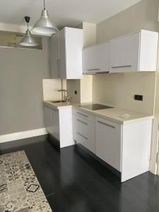 A kitchen or kitchenette at Apartamentos Logroño centro, TIC TAC, wifi