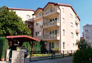 un edificio con un'auto parcheggiata di fronte di Iris Guesthouse a Ohrid