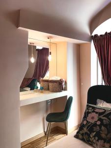 ein Schlafzimmer mit einem Bett, einem Stuhl und einem Spiegel in der Unterkunft Rose Apartment in Terlizzi