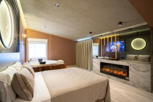 Televízia a/alebo spoločenská miestnosť v ubytovaní Antalya City Hotel & Spa