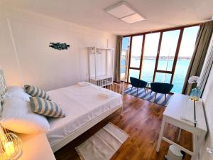Posteľ alebo postele v izbe v ubytovaní Umag center seafront seaview old town apartment 1