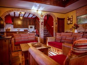 ein Zimmer mit einer Küche und einem Wohnzimmer mit einem Tisch in der Unterkunft La Cañada del Valle del Jerte in Navaconcejo