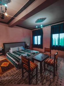 Postel nebo postele na pokoji v ubytování Hôtel LAKASBAH Ait Ben Haddou