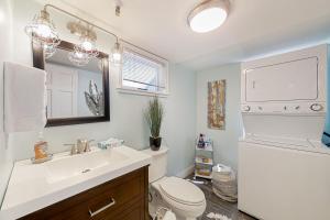 Un baño con lavabo, inodoro y espejo. en Park Ave Manor 3B, en Park City 19 fotos más