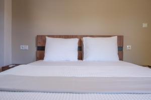 A bed or beds in a room at Μελίτη Pelion Luxury Living