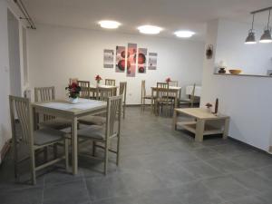 Reštaurácia alebo iné gastronomické zariadenie v ubytovaní Vila Rybníček