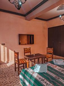 TV a/nebo společenská místnost v ubytování Hôtel LAKASBAH Ait Ben Haddou