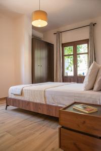 A bed or beds in a room at Μελίτη Pelion Luxury Living