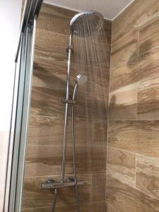 una doccia con soffione in un bagno di HyP - Esquina Primavera a La Coruña