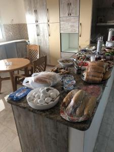 eine Küche mit einer Theke mit Lebensmitteln darauf in der Unterkunft Chez William in Bethlehem