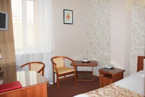 Postel nebo postele na pokoji v ubytování Empire Hotel