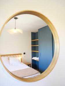 SOUTH-OF-FRANCE T2 neuf haut de gamme, climatisé, parking gratuit, 2eme ligne balcon客房内的一张或多张床位