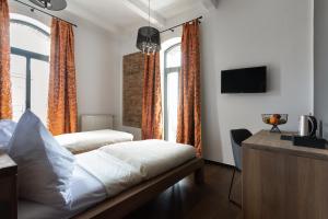 Tempat tidur dalam kamar di Arena Hotel Samorin