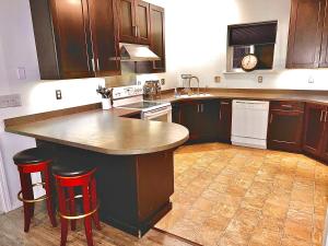 Kuhinja oz. manjša kuhinja v nastanitvi Newly Remodeled spacious units, minutes from mountains, inlet, downtown and airport