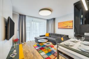 Televízia a/alebo spoločenská miestnosť v ubytovaní OLD TOWN APARTMENT CHMIELNA PARK