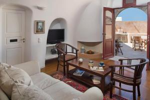 sala de estar con sofá y mesa en Villa Amalia by Thireon, en Oia