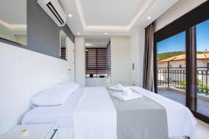 Een bed of bedden in een kamer bij Yağmur Villaları