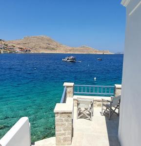 Foto da galeria de Halki Sea Breeze - a waterfront villa em Halki