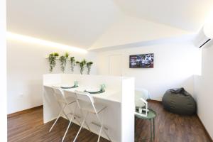 a dining room with a white table and chairs at Alegria Cool House in Porto