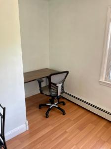 biurko w pustym pokoju z krzesłem w obiekcie The Village - Entire 2nd Floor apartment with parking 