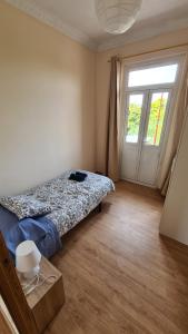 - une chambre avec un lit et une grande fenêtre dans l'établissement Precioso apartamento en Ferrol, à Ferrol