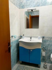 La salle de bains est pourvue d'un lavabo et d'un miroir. dans l'établissement Marettimo la casa sulla spiaggia, à Marettimo