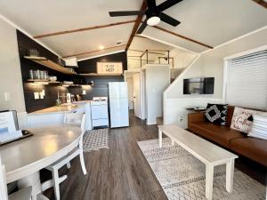 Cucina o angolo cottura di Nest - Texas Tiny House with a Big View